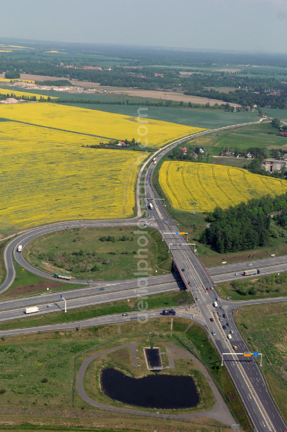 Aerial image ALTLANDSBERG - Blick auf die Ortsumgehung Landesstrasse L 33 südwestlich von Altlandsberg bis zum östlichen Berliner Ring. Landesbetrieb Straßenwesen Brandenburg (