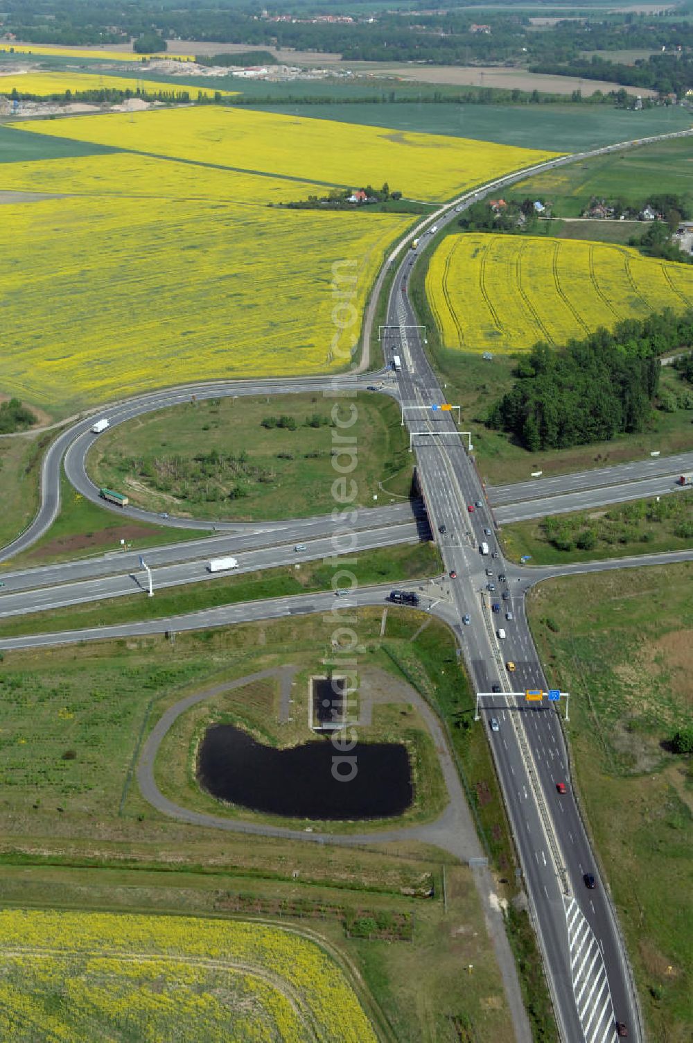 Aerial photograph ALTLANDSBERG - Blick auf die Ortsumgehung Landesstrasse L 33 südwestlich von Altlandsberg bis zum östlichen Berliner Ring. Landesbetrieb Straßenwesen Brandenburg (