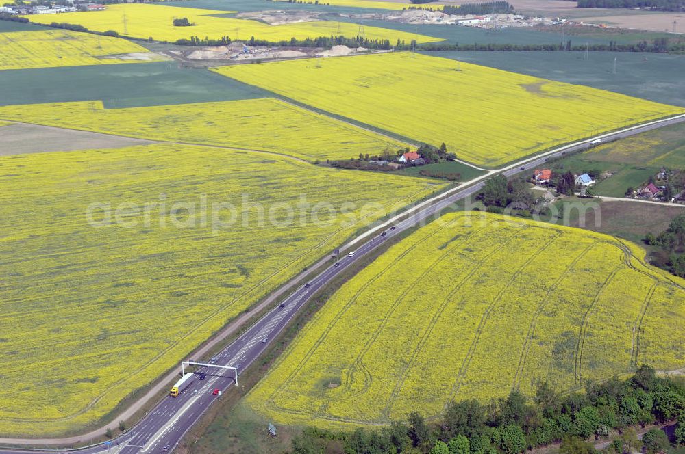 ALTLANDSBERG from above - Blick auf die Ortsumgehung Landesstrasse L 33 südwestlich von Altlandsberg bis zum östlichen Berliner Ring. Landesbetrieb Straßenwesen Brandenburg (