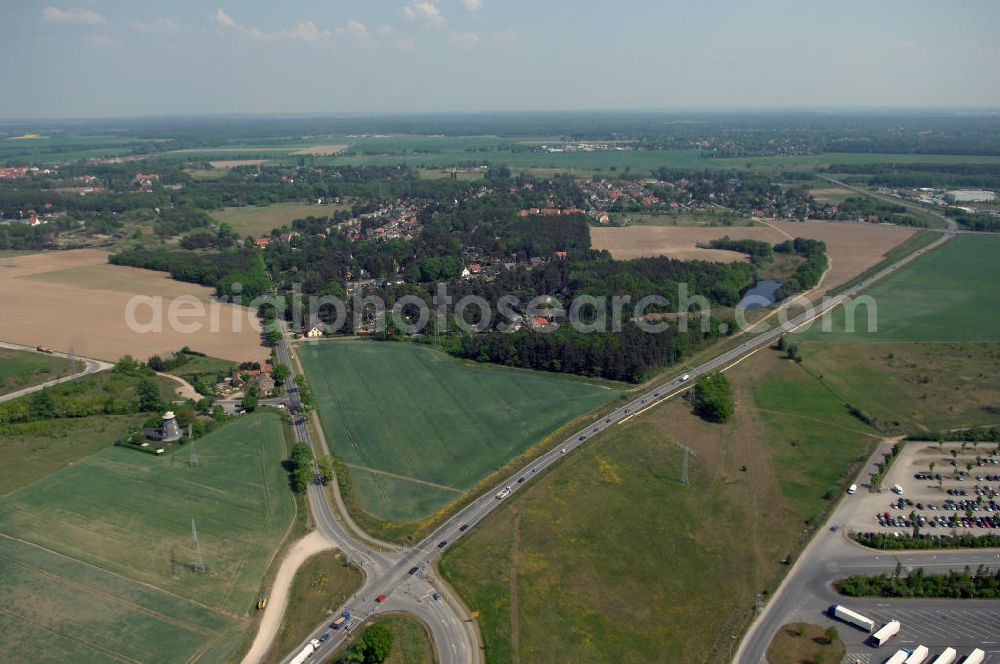 ALTLANDSBERG from above - Blick auf die Ortsumgehung Landesstrasse L 33 südwestlich von Altlandsberg bis zum östlichen Berliner Ring. Landesbetrieb Straßenwesen Brandenburg (