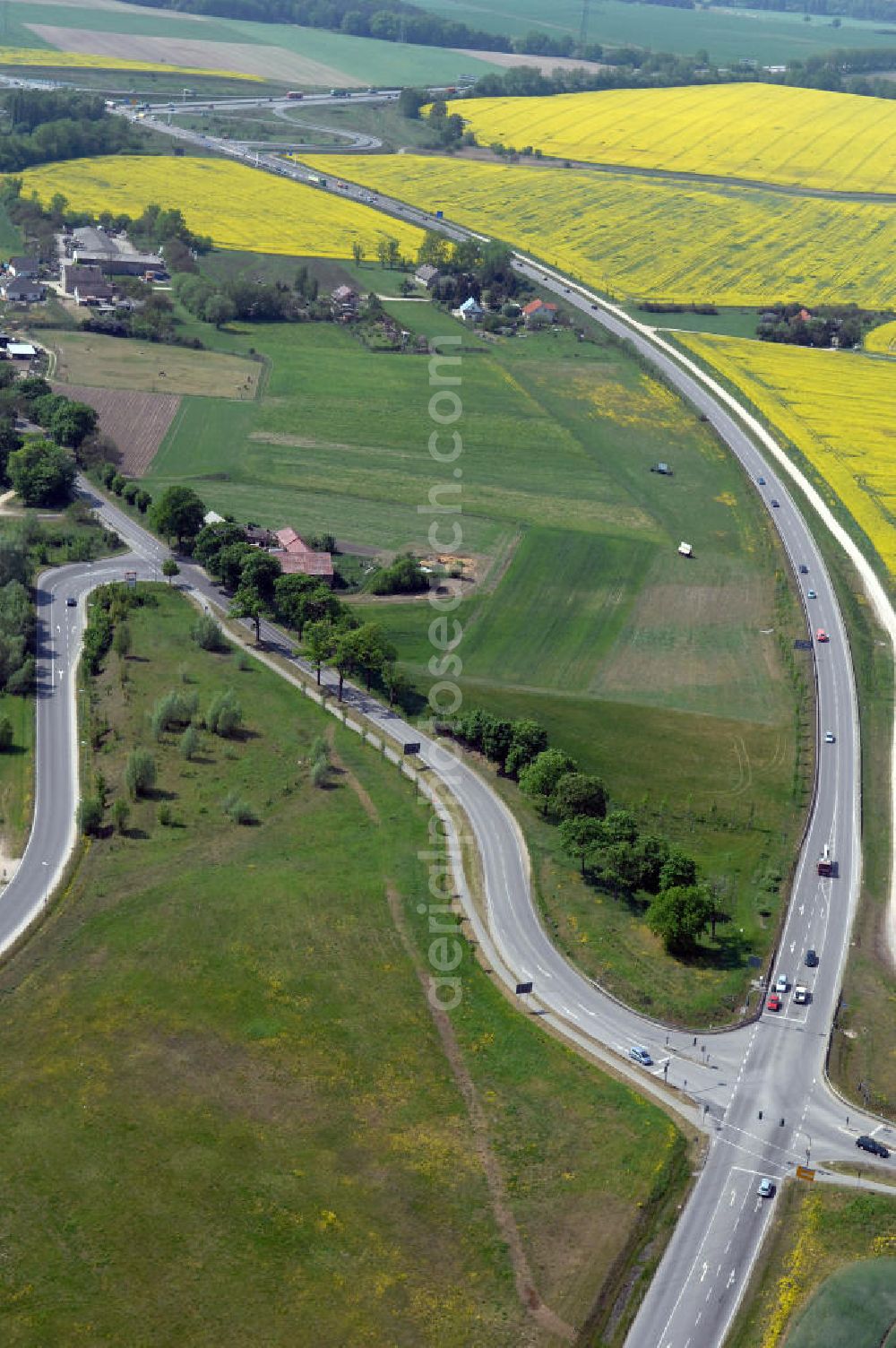 Aerial photograph ALTLANDSBERG - Blick auf die Ortsumgehung Landesstrasse L 33 südwestlich von Altlandsberg bis zum östlichen Berliner Ring. Landesbetrieb Straßenwesen Brandenburg (