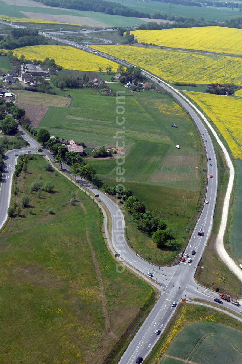 ALTLANDSBERG from above - Blick auf die Ortsumgehung Landesstrasse L 33 südwestlich von Altlandsberg bis zum östlichen Berliner Ring. Landesbetrieb Straßenwesen Brandenburg (