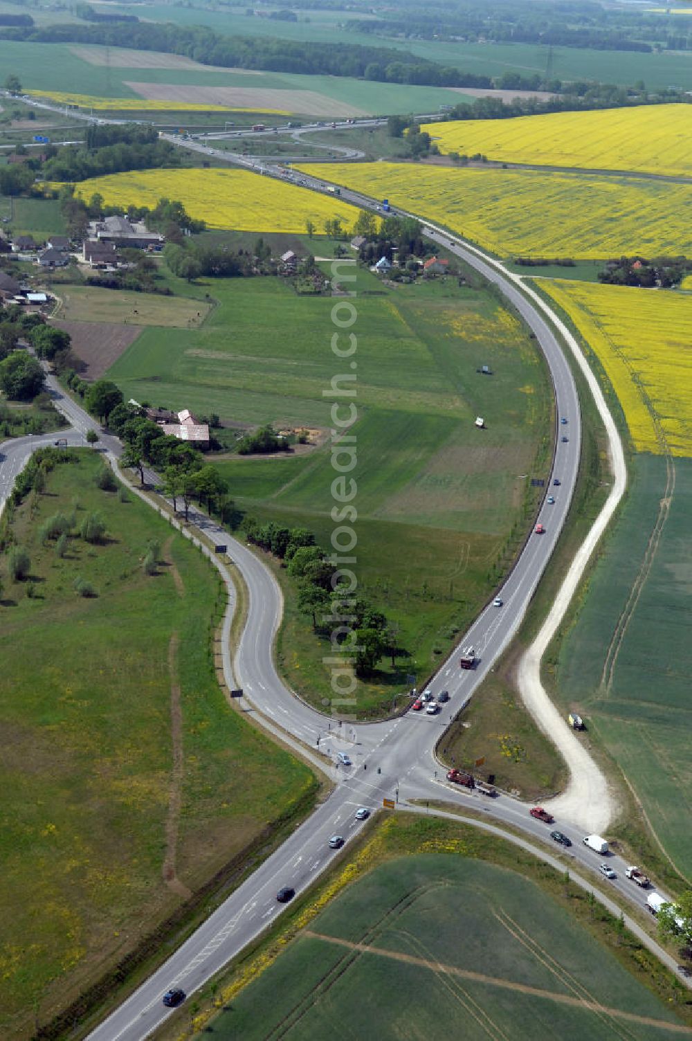 ALTLANDSBERG from the bird's eye view: Blick auf die Ortsumgehung Landesstrasse L 33 südwestlich von Altlandsberg bis zum östlichen Berliner Ring. Landesbetrieb Straßenwesen Brandenburg (