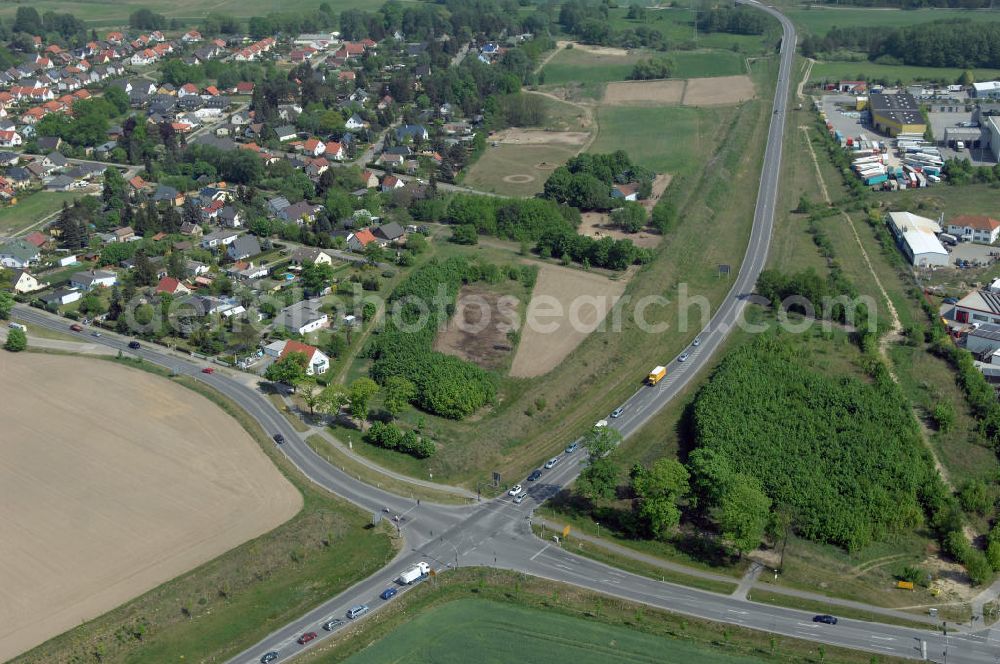 ALTLANDSBERG from the bird's eye view: Blick auf die Ortsumgehung Landesstrasse L 33 südwestlich von Altlandsberg bis zum östlichen Berliner Ring. Landesbetrieb Straßenwesen Brandenburg (