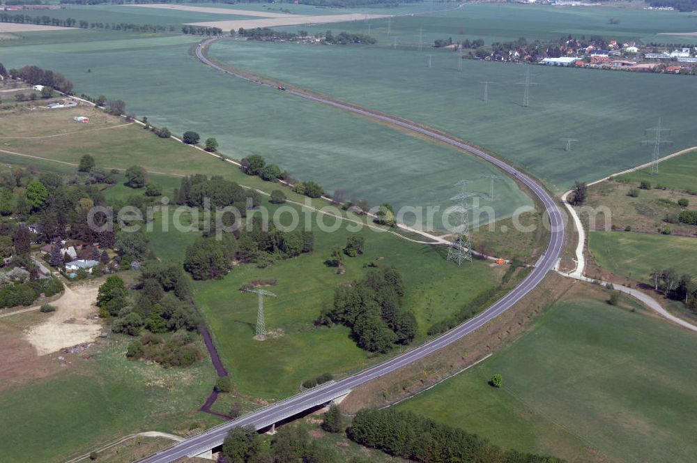 ALTLANDSBERG from above - Blick auf die Ortsumgehung Landesstrasse L 33 südwestlich von Altlandsberg bis zum östlichen Berliner Ring. Landesbetrieb Straßenwesen Brandenburg (