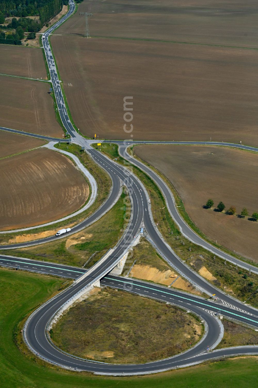 Feldschlößchen from the bird's eye view: Bypass - bypass on the S177 road in Feldschloesschen in the federal state of Saxony, Germany