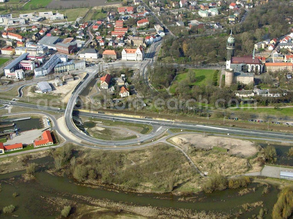 Aerial photograph Wittenberg / Lutherstadt - Entspannung am Hochwassergebiet entlang der Ortsumgehungsstraße B2 / B 187 südöstlich in Wittenberg an der Elbe.