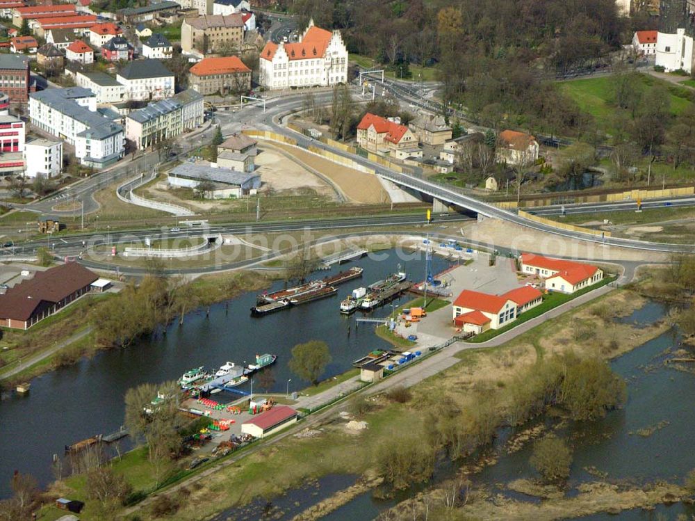 Wittenberg / Lutherstadt from above - Entspannung am Hochwassergebiet entlang der Ortsumgehungsstraße B2 / B 187 südöstlich in Wittenberg an der Elbe.