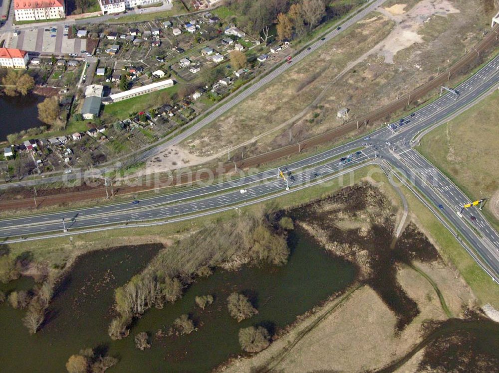 Aerial image Wittenberg / Lutherstadt - Entspannung am Hochwassergebiet entlang der Ortsumgehungsstraße B2 / B 187 südöstlich in Wittenberg an der Elbe.