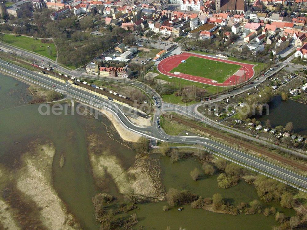 Aerial photograph Wittenberg / Lutherstadt - Entspannung am Hochwassergebiet entlang der Ortsumgehungsstraße B2 / B 187 südöstlich in Wittenberg an der Elbe.