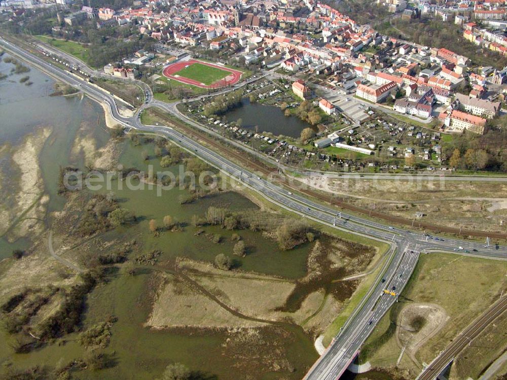 Wittenberg / Lutherstadt from above - Entspannung am Hochwassergebiet entlang der Ortsumgehungsstraße B2 / B 187 südöstlich in Wittenberg an der Elbe.