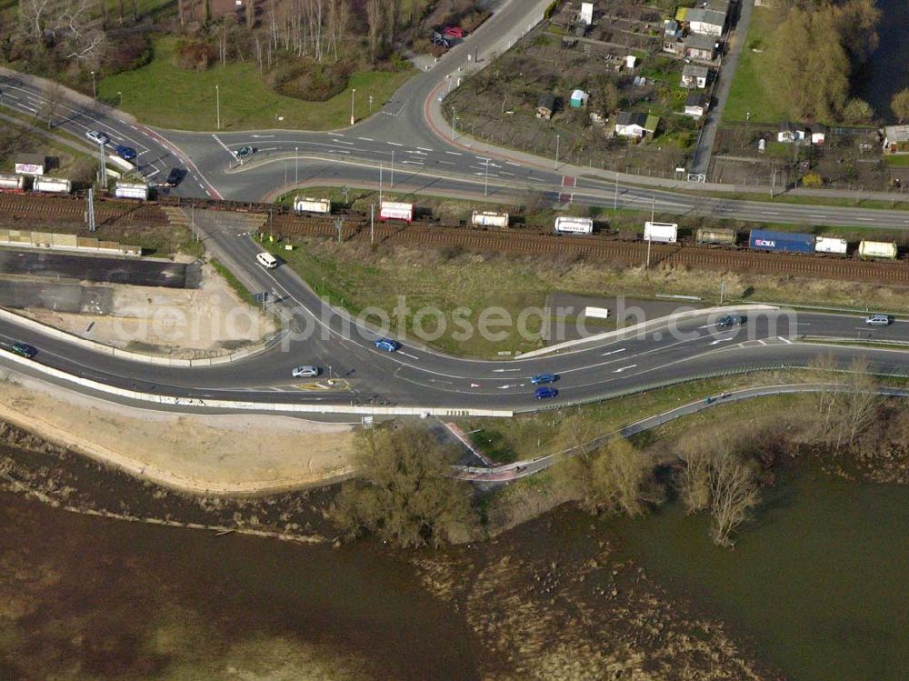 Wittenberg / Lutherstadt from the bird's eye view: Entspannung am Hochwassergebiet entlang der Ortsumgehungsstraße B2 / B 187 südöstlich in Wittenberg an der Elbe.