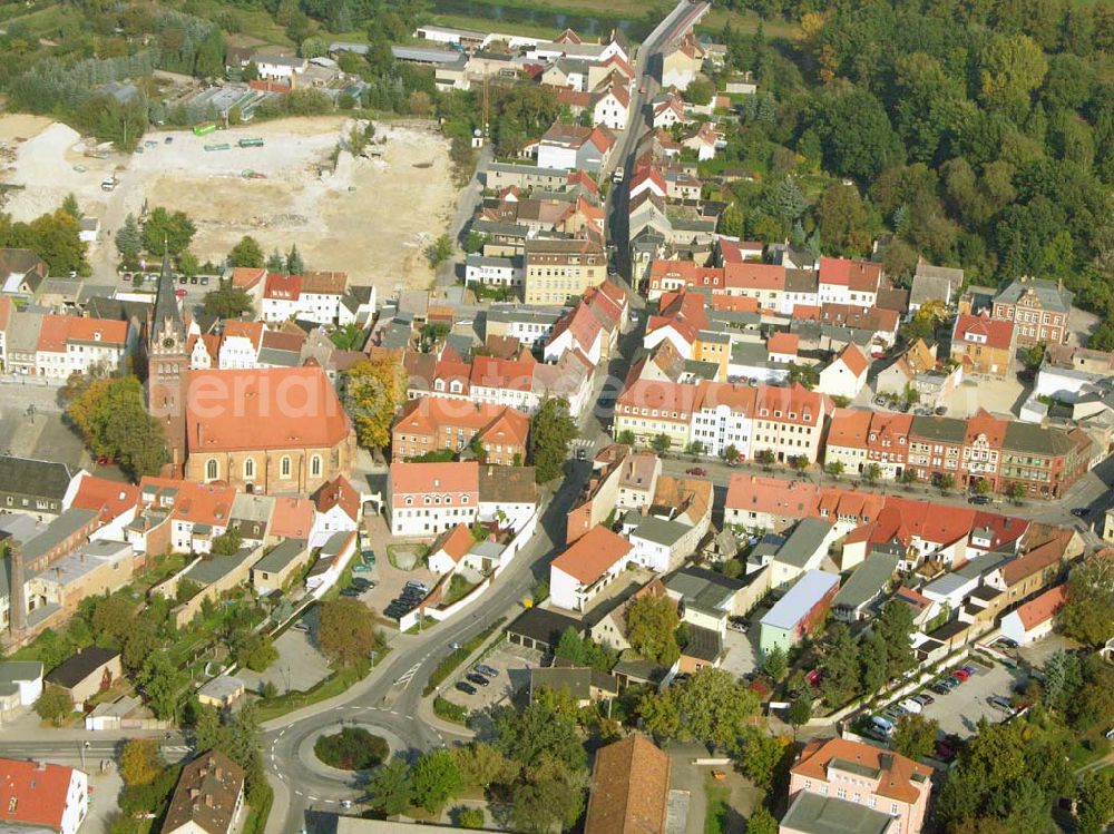 Aerial image Bad Liebenwerda - Blick auf das Stadtzentrum von Bad Liebenwerda mit dem Rathaus und der gegenüberliegenden Spätgotischen St. Nikolai Kirche mit neugotischem Turm und Inventar. Stadtverwaltung, Stadt Bad Liebenwerda, Postfach 1153 , 04920 Bad Liebenwerda