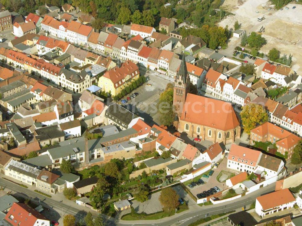 Bad Liebenwerda from the bird's eye view: Blick auf das Stadtzentrum von Bad Liebenwerda mit dem Rathaus und der gegenüberliegenden Spätgotischen St. Nikolai Kirche mit neugotischem Turm und Inventar. Stadtverwaltung, Stadt Bad Liebenwerda, Postfach 1153 , 04920 Bad Liebenwerda