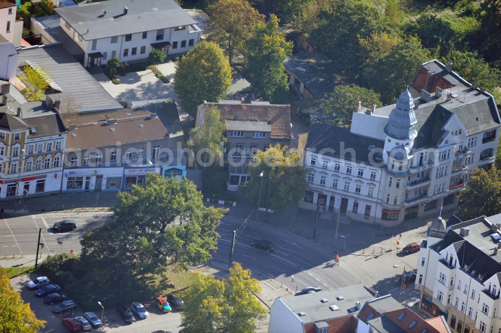 Aerial image Berlin - View at the Osietzky square in Niederschönhausen in the Pankow district of Berlin. In the background, the Orangeriepark can be seen where condominiums are going to be build