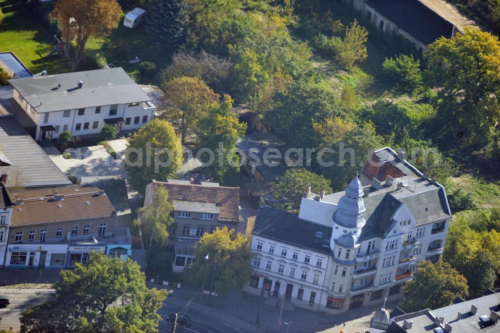 Aerial photograph Berlin - View at the Osietzky square in Niederschönhausen in the Pankow district of Berlin. In the background, the Orangeriepark can be seen where condominiums are going to be build