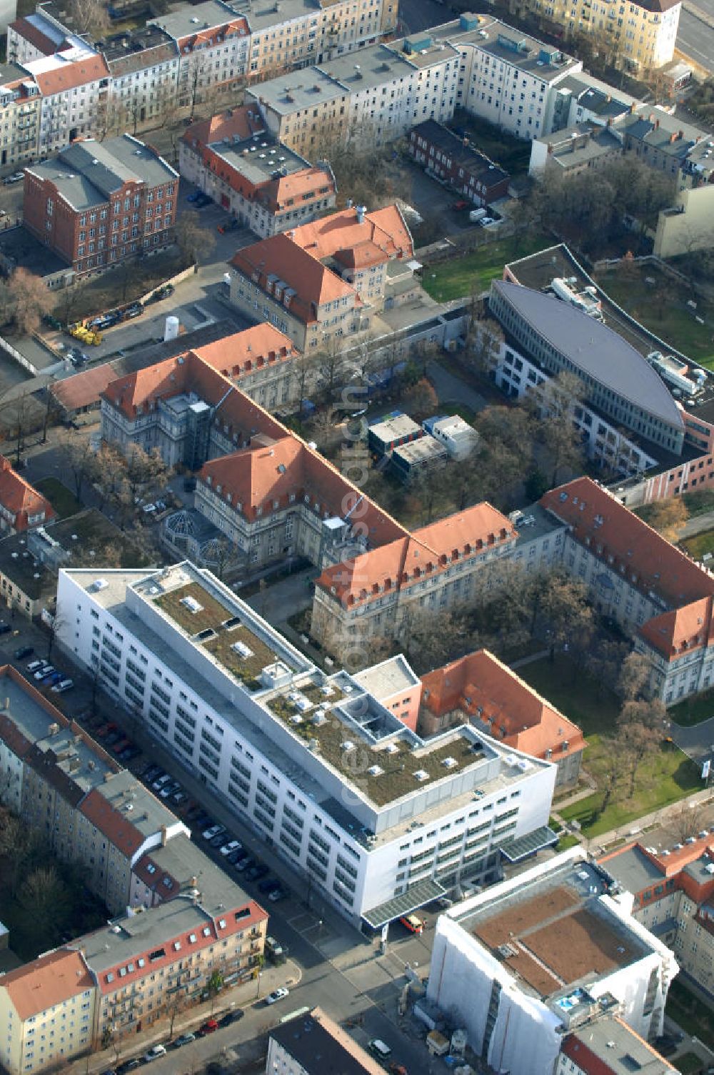 Aerial image Berlin - Blick auf den Erweiterungsbau am Krankenhaus Lichtenberg in der Fanningerstraße. Sana Klinikum Lichtenberg / Oskar-Ziethen-Krankenhaus, Fanningerstraße 32, 10365 Berlin, Fon: 030 - 55 18 29 14 GENIUS IB Berlin