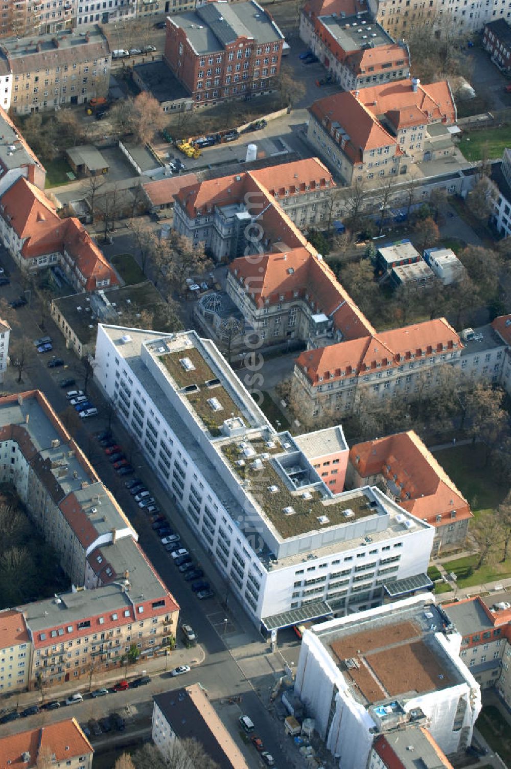 Aerial photograph Berlin - Blick auf den Erweiterungsbau am Krankenhaus Lichtenberg in der Fanningerstraße. Sana Klinikum Lichtenberg / Oskar-Ziethen-Krankenhaus, Fanningerstraße 32, 10365 Berlin, Fon: 030 - 55 18 29 14 GENIUS IB Berlin