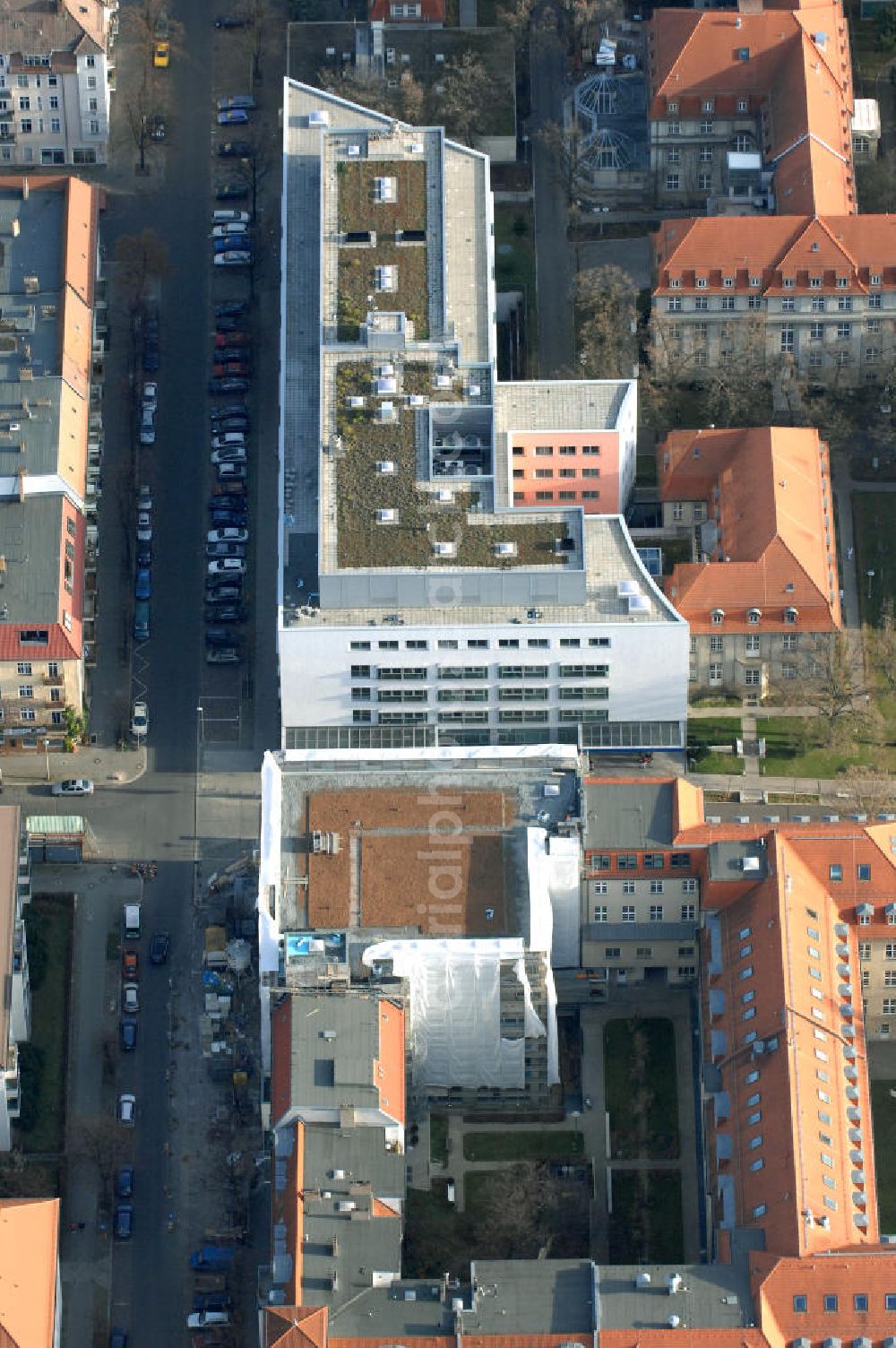 Berlin from above - Blick auf den Erweiterungsbau am Krankenhaus Lichtenberg in der Fanningerstraße. Sana Klinikum Lichtenberg / Oskar-Ziethen-Krankenhaus, Fanningerstraße 32, 10365 Berlin, Fon: 030 - 55 18 29 14 GENIUS IB Berlin