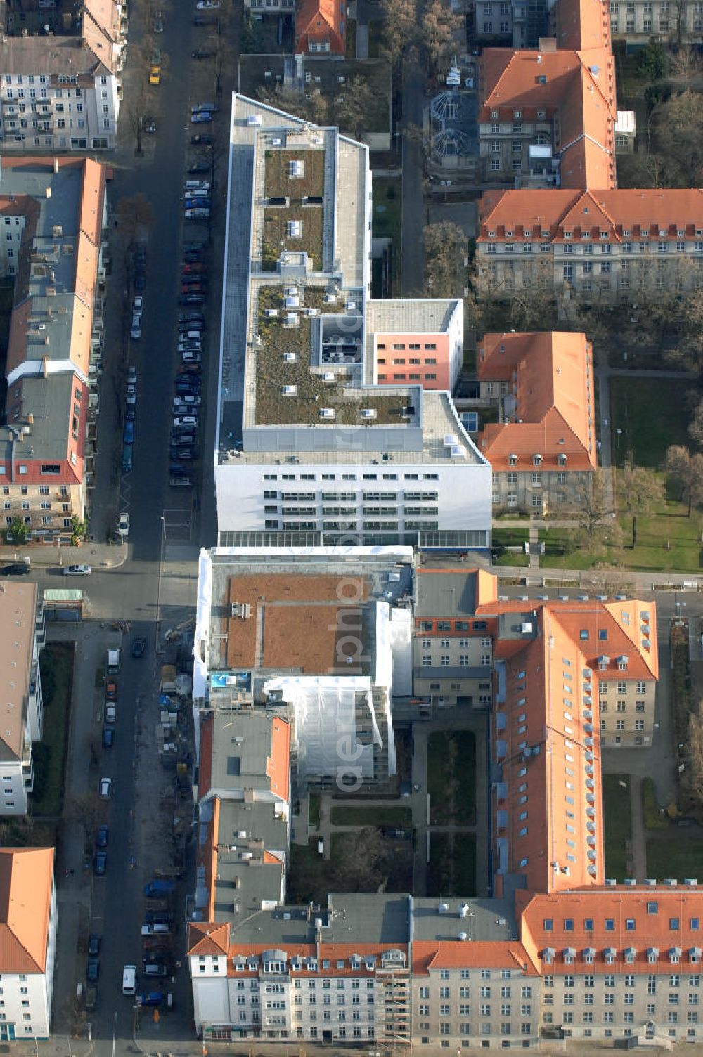 Berlin from the bird's eye view: Blick auf den Erweiterungsbau am Krankenhaus Lichtenberg in der Fanningerstraße. Sana Klinikum Lichtenberg / Oskar-Ziethen-Krankenhaus, Fanningerstraße 32, 10365 Berlin, Fon: 030 - 55 18 29 14 GENIUS IB Berlin