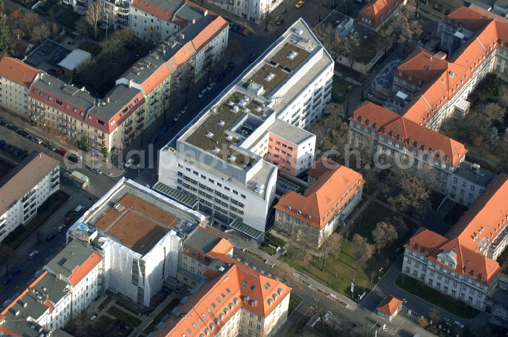 Berlin from above - Blick auf den Erweiterungsbau am Krankenhaus Lichtenberg in der Fanningerstraße. Sana Klinikum Lichtenberg / Oskar-Ziethen-Krankenhaus, Fanningerstraße 32, 10365 Berlin, Fon: 030 - 55 18 29 14 GENIUS IB Berlin