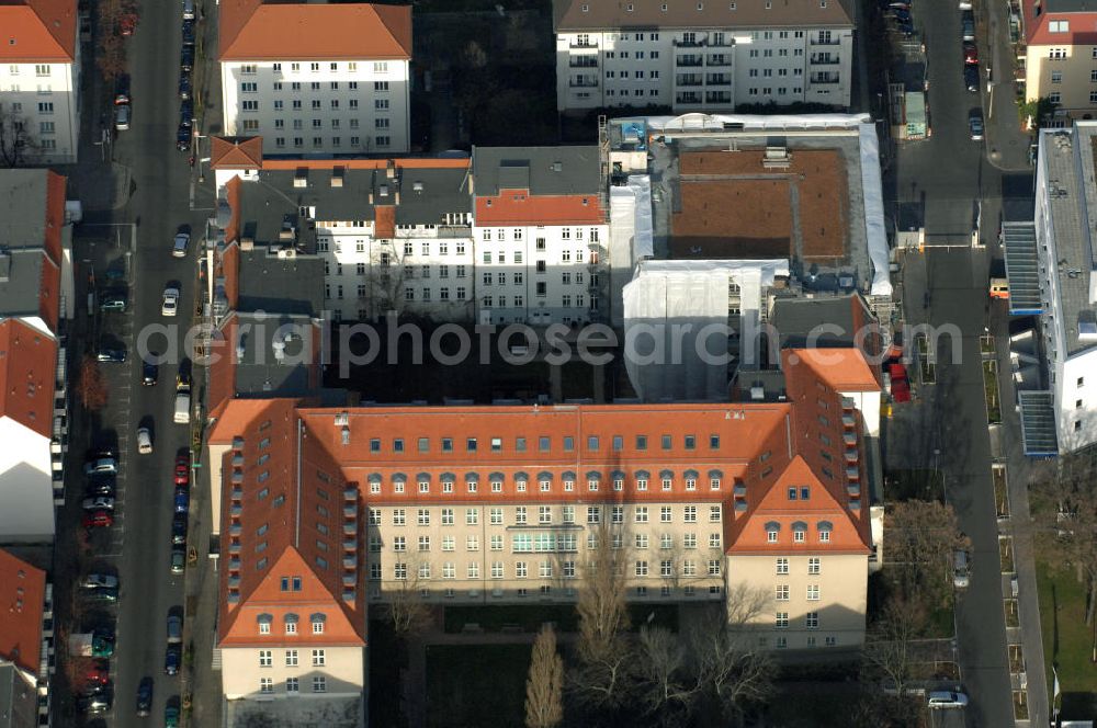 Berlin from above - Blick auf den Erweiterungsbau am Krankenhaus Lichtenberg in der Fanningerstraße. Sana Klinikum Lichtenberg / Oskar-Ziethen-Krankenhaus, Fanningerstraße 32, 10365 Berlin, Fon: 030 - 55 18 29 14 GENIUS IB Berlin