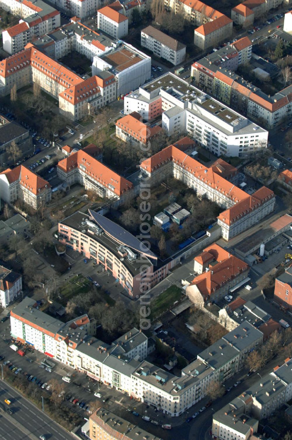 Berlin from the bird's eye view: Blick auf den Erweiterungsbau am Krankenhaus Lichtenberg in der Fanningerstraße. Sana Klinikum Lichtenberg / Oskar-Ziethen-Krankenhaus, Fanningerstraße 32, 10365 Berlin, Fon: 030 - 55 18 29 14 GENIUS IB Berlin