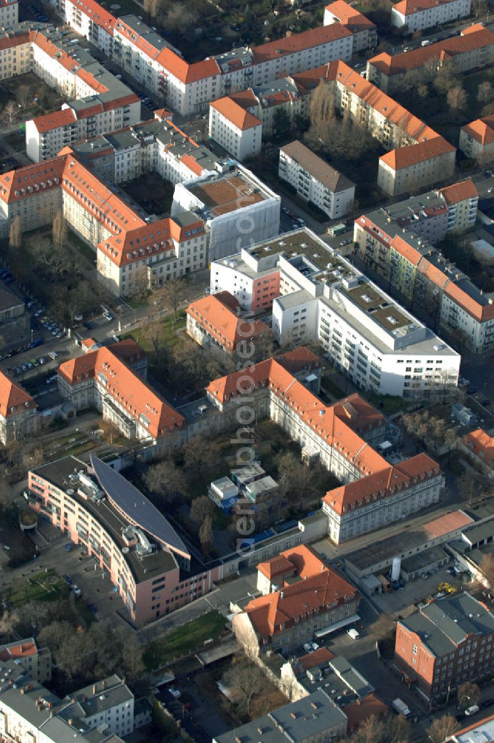 Aerial image Berlin - Blick auf den Erweiterungsbau am Krankenhaus Lichtenberg in der Fanningerstraße. Sana Klinikum Lichtenberg / Oskar-Ziethen-Krankenhaus, Fanningerstraße 32, 10365 Berlin, Fon: 030 - 55 18 29 14 GENIUS IB Berlin