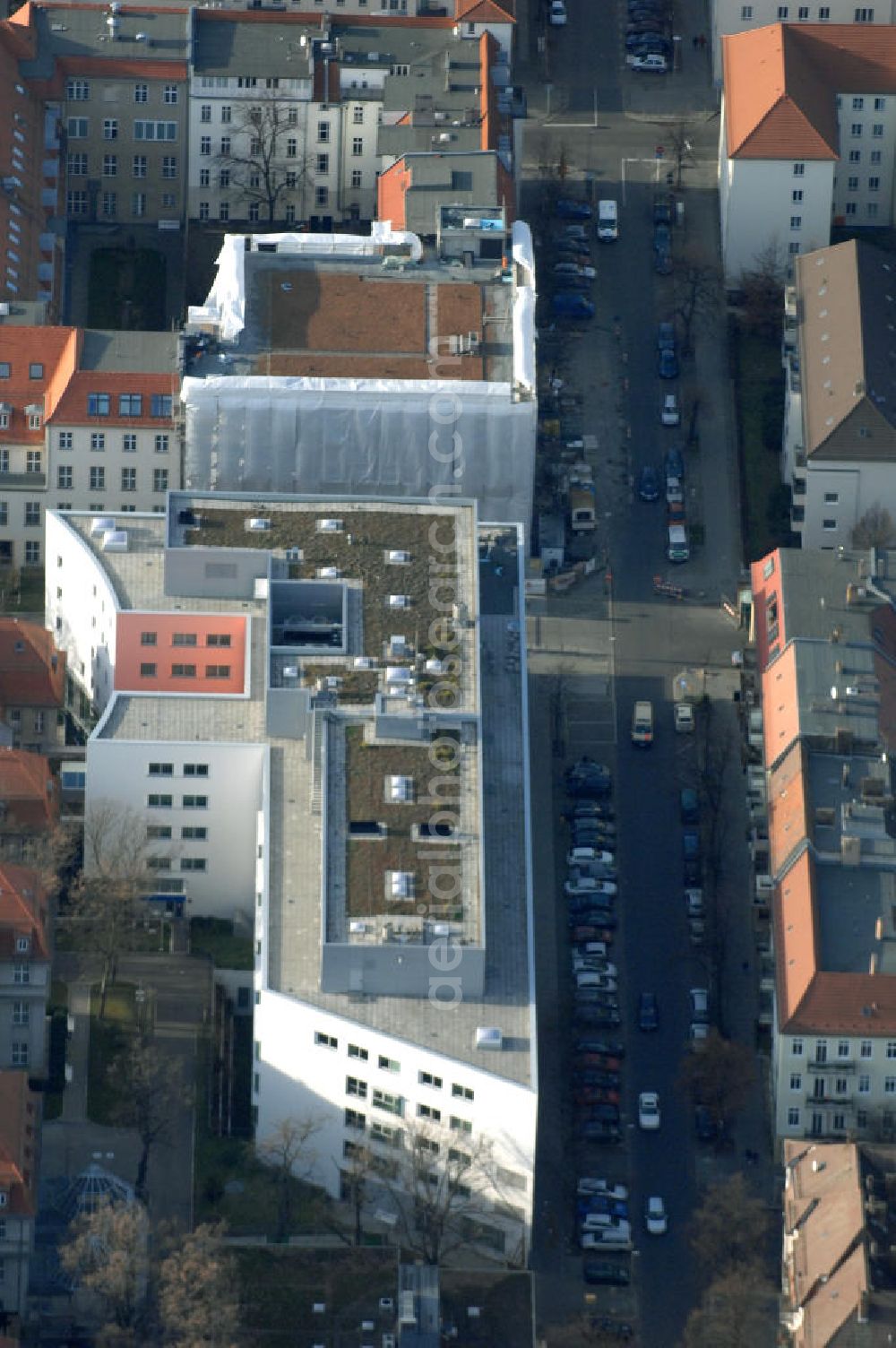 Berlin from above - Blick auf den Erweiterungsbau am Krankenhaus Lichtenberg in der Fanningerstraße. Sana Klinikum Lichtenberg / Oskar-Ziethen-Krankenhaus, Fanningerstraße 32, 10365 Berlin, Fon: 030 - 55 18 29 14 GENIUS IB Berlin