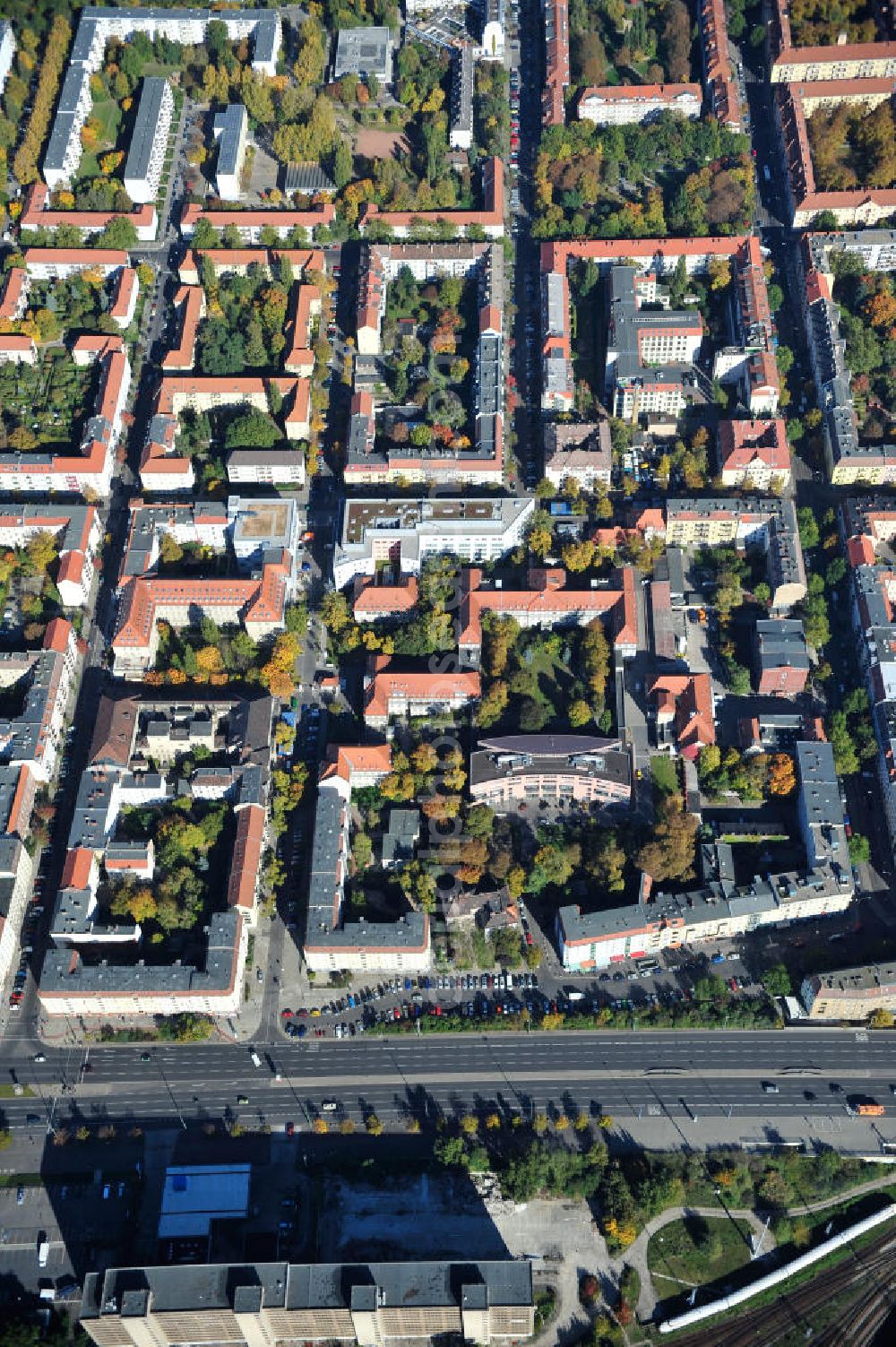 Aerial photograph Berlin - Blick auf den Erweiterungsbau des Sana Klinikum Lichtenberg / Oskar-Ziethen-Krankenhaus an der Fanningerstraße 32 in 10365 Berlin. View of the extension of the Sana Klinikum Lichtenberg / Oskar-Ziethen hospital on Fanningerstraße 32 in 10365 Berlin.