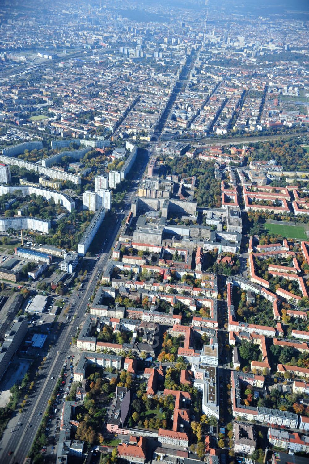 Aerial image Berlin - Blick auf den Erweiterungsbau des Sana Klinikum Lichtenberg / Oskar-Ziethen-Krankenhaus an der Fanningerstraße 32 in 10365 Berlin. View of the extension of the Sana Klinikum Lichtenberg / Oskar-Ziethen hospital on Fanningerstraße 32 in 10365 Berlin.