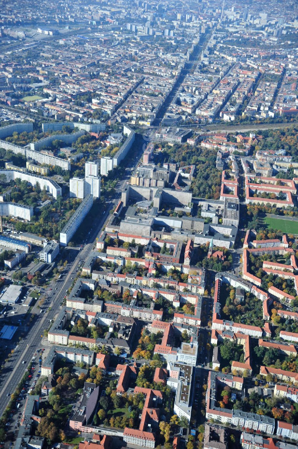 Aerial photograph Berlin - Blick auf den Erweiterungsbau des Sana Klinikum Lichtenberg / Oskar-Ziethen-Krankenhaus an der Fanningerstraße 32 in 10365 Berlin. View of the extension of the Sana Klinikum Lichtenberg / Oskar-Ziethen hospital on Fanningerstraße 32 in 10365 Berlin.