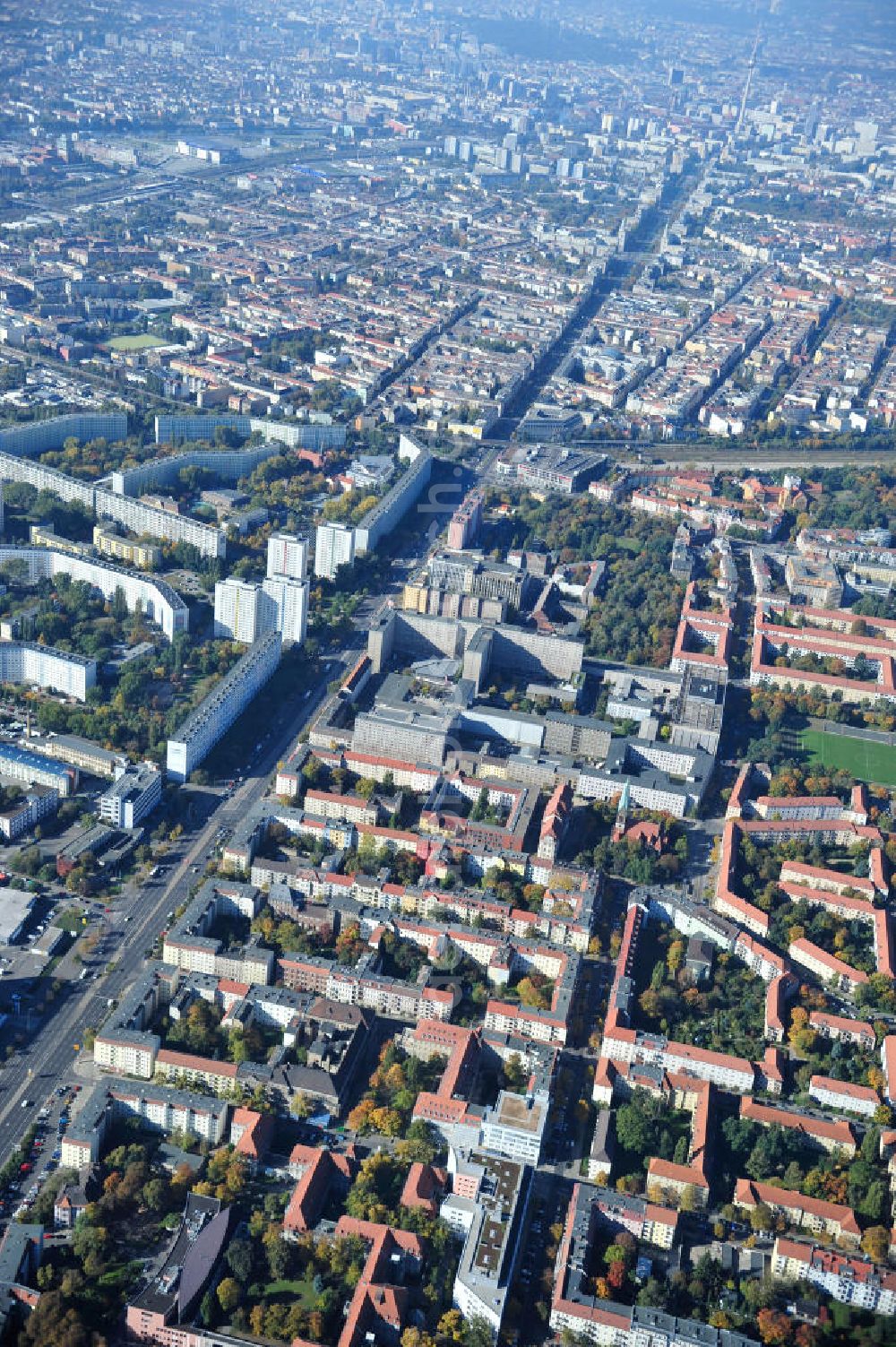 Berlin from above - Blick auf den Erweiterungsbau des Sana Klinikum Lichtenberg / Oskar-Ziethen-Krankenhaus an der Fanningerstraße 32 in 10365 Berlin. View of the extension of the Sana Klinikum Lichtenberg / Oskar-Ziethen hospital on Fanningerstraße 32 in 10365 Berlin.