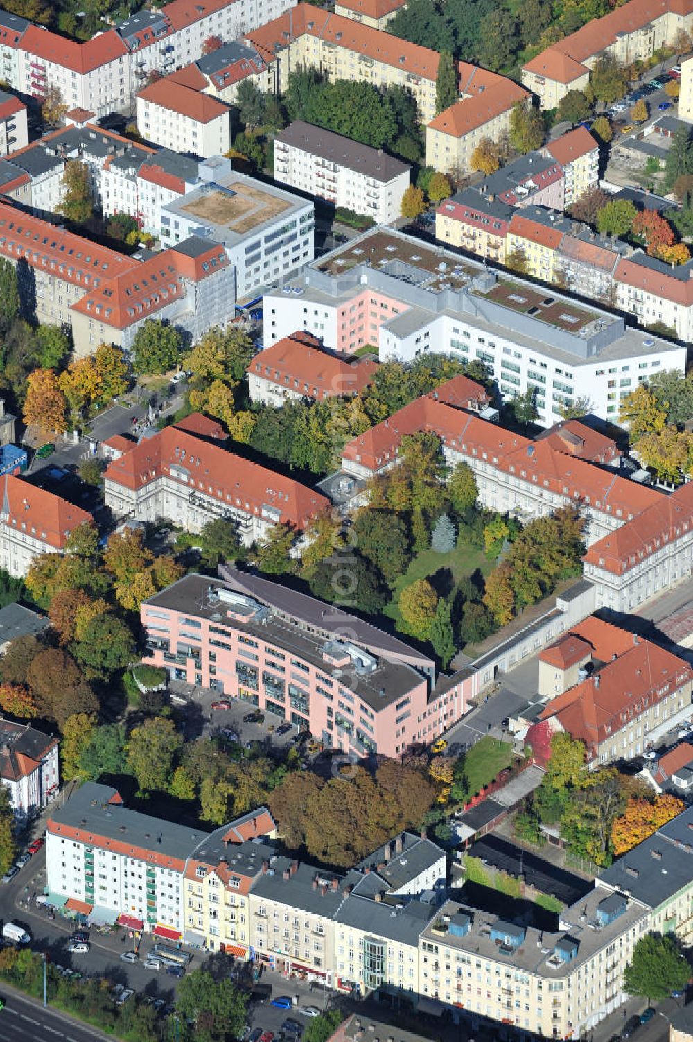 Berlin from the bird's eye view: Blick auf den Erweiterungsbau des Sana Klinikum Lichtenberg / Oskar-Ziethen-Krankenhaus an der Fanningerstraße 32 in 10365 Berlin. View of the extension of the Sana Klinikum Lichtenberg / Oskar-Ziethen hospital on Fanningerstraße 32 in 10365 Berlin.