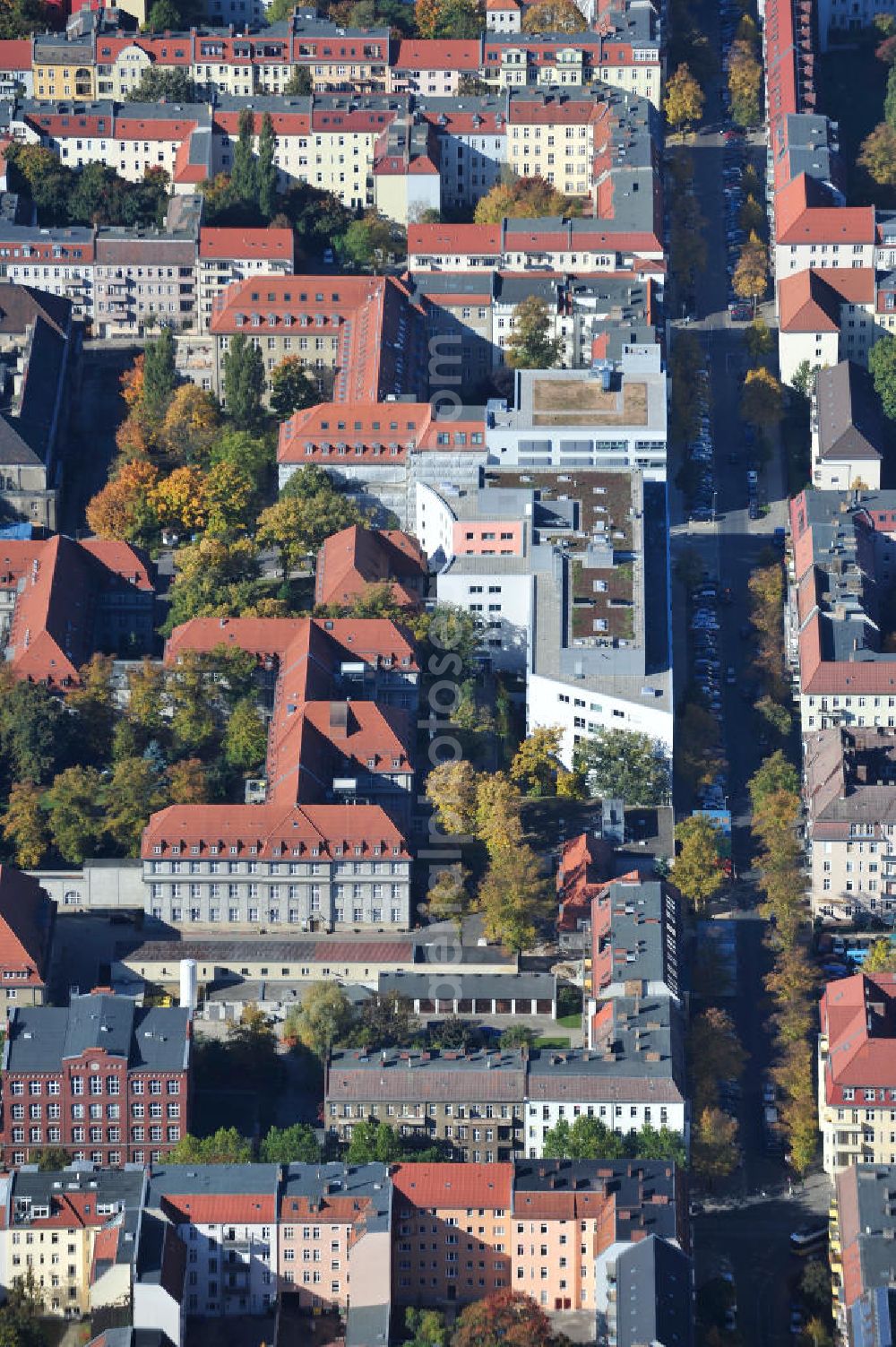 Aerial photograph Berlin - Blick auf den Erweiterungsbau des Sana Klinikum Lichtenberg / Oskar-Ziethen-Krankenhaus an der Fanningerstraße 32 in 10365 Berlin. View of the extension of the Sana Klinikum Lichtenberg / Oskar-Ziethen hospital on Fanningerstraße 32 in 10365 Berlin.