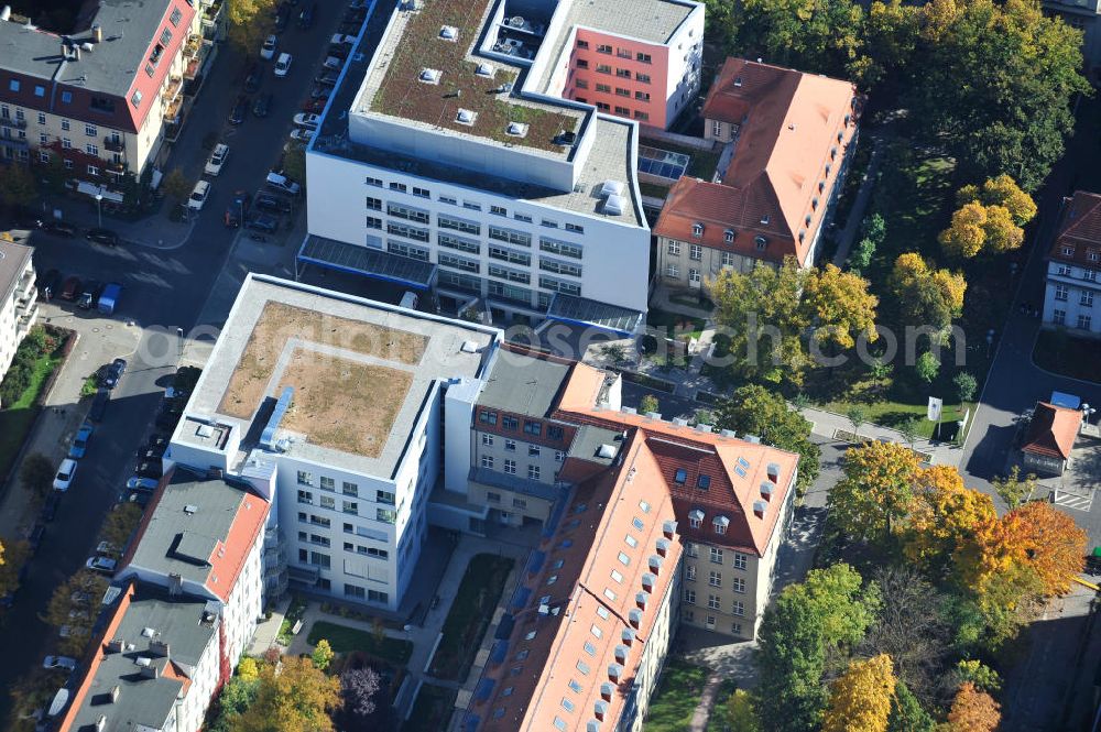 Berlin from the bird's eye view: Blick auf den Erweiterungsbau des Sana Klinikum Lichtenberg / Oskar-Ziethen-Krankenhaus an der Fanningerstraße 32 in 10365 Berlin. View of the extension of the Sana Klinikum Lichtenberg / Oskar-Ziethen hospital on Fanningerstraße 32 in 10365 Berlin.