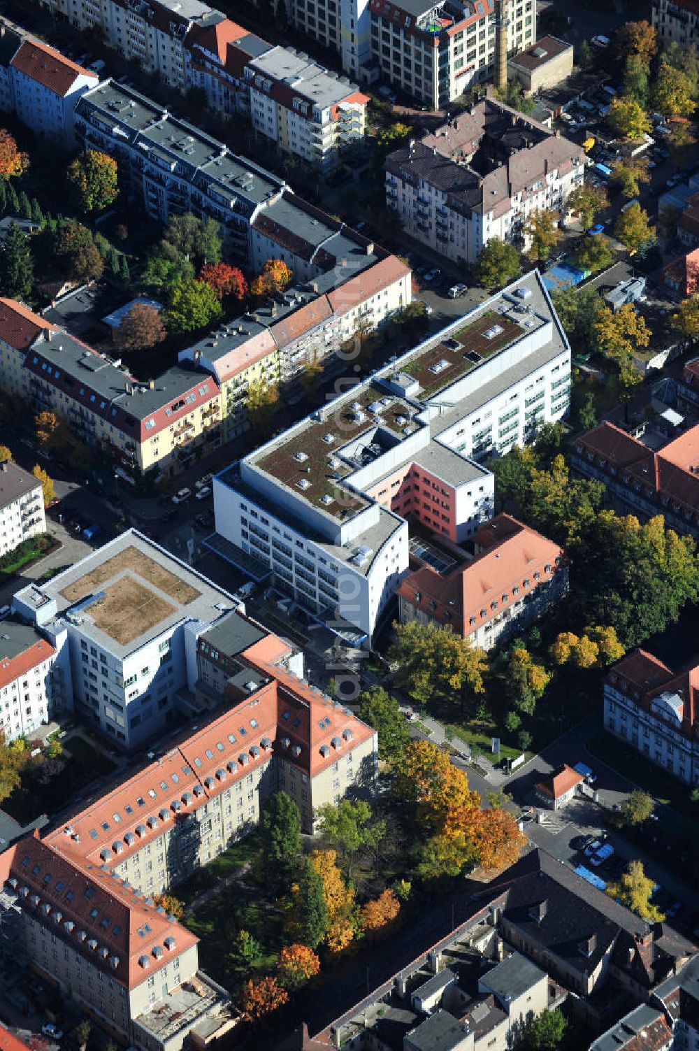 Aerial photograph Berlin - Blick auf den Erweiterungsbau des Sana Klinikum Lichtenberg / Oskar-Ziethen-Krankenhaus an der Fanningerstraße 32 in 10365 Berlin. View of the extension of the Sana Klinikum Lichtenberg / Oskar-Ziethen hospital on Fanningerstraße 32 in 10365 Berlin.