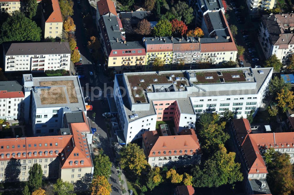 Berlin from the bird's eye view: Blick auf den Erweiterungsbau des Sana Klinikum Lichtenberg / Oskar-Ziethen-Krankenhaus an der Fanningerstraße 32 in 10365 Berlin. View of the extension of the Sana Klinikum Lichtenberg / Oskar-Ziethen hospital on Fanningerstraße 32 in 10365 Berlin.