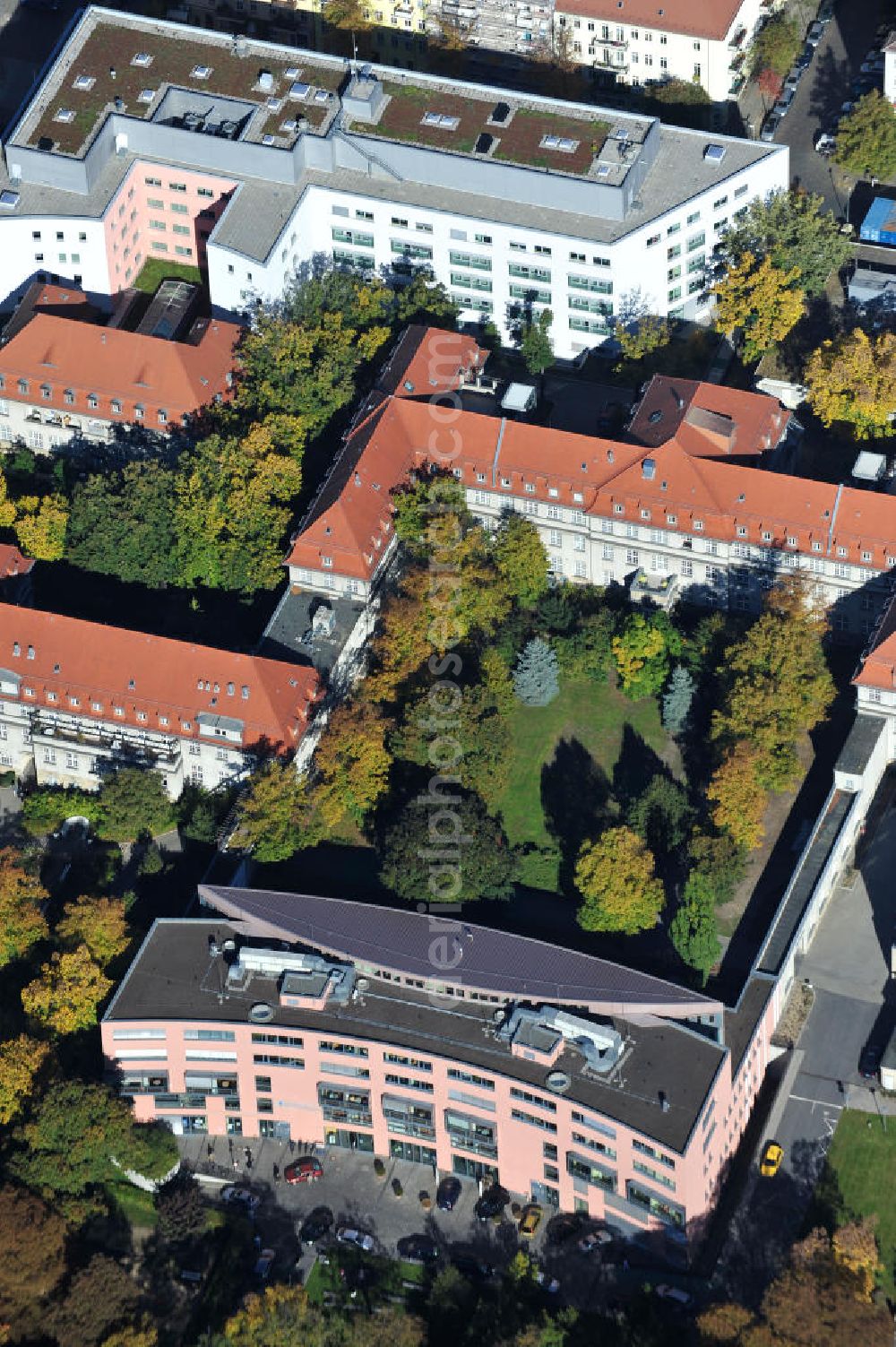 Berlin from the bird's eye view: Blick auf den Erweiterungsbau des Sana Klinikum Lichtenberg / Oskar-Ziethen-Krankenhaus an der Fanningerstraße 32 in 10365 Berlin. View of the extension of the Sana Klinikum Lichtenberg / Oskar-Ziethen hospital on Fanningerstraße 32 in 10365 Berlin.