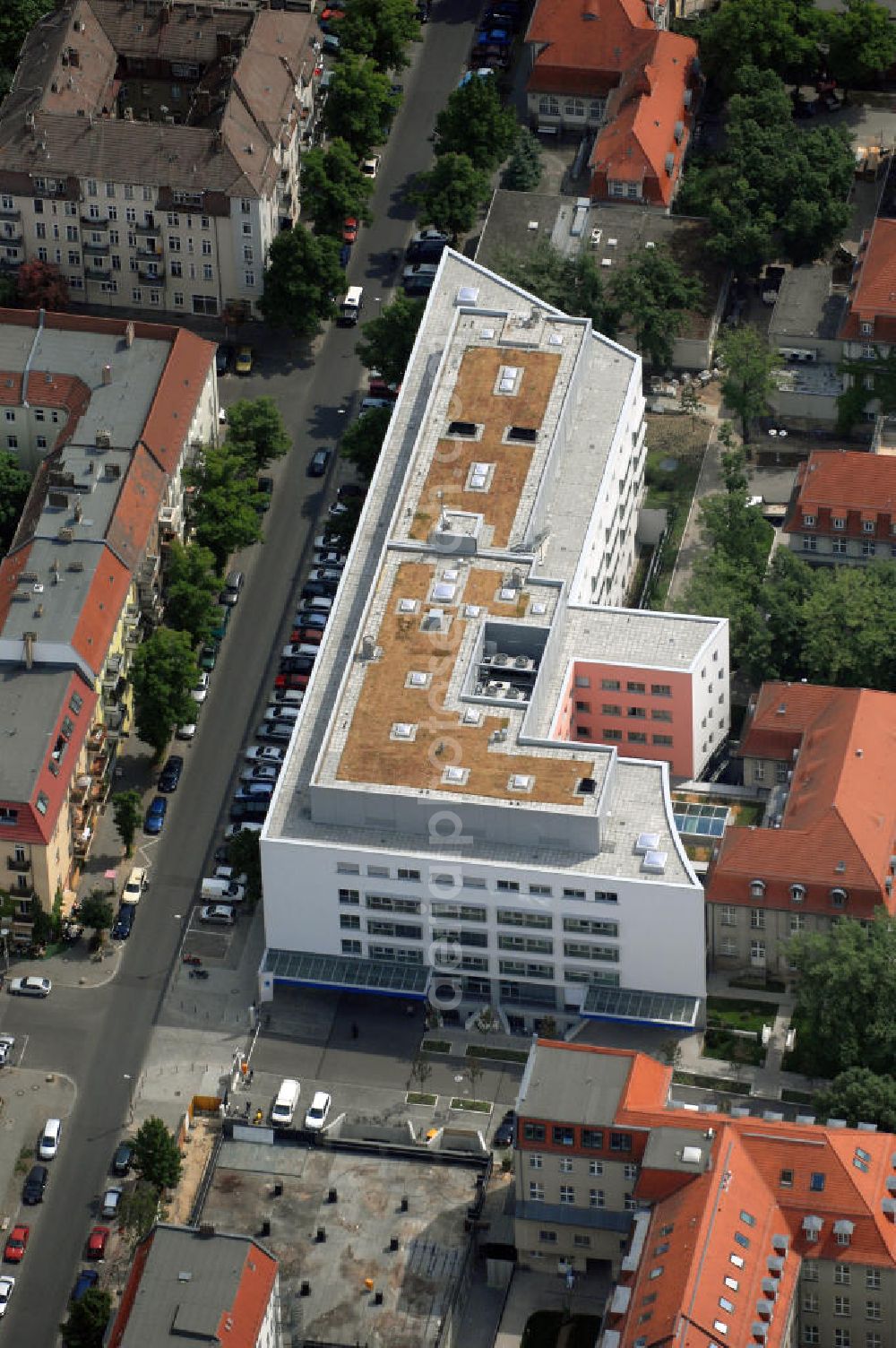 Berlin from above - Blick auf den Erweiterungsbau am Krankenhaus Lichtenberg in der Fanningerstraße. Sana Klinikum Lichtenberg, / Oskar-Ziethen-Krankenhaus, Fanningerstraße 32, 10365 Berlin, Fon: 030 - 55 18 29 14