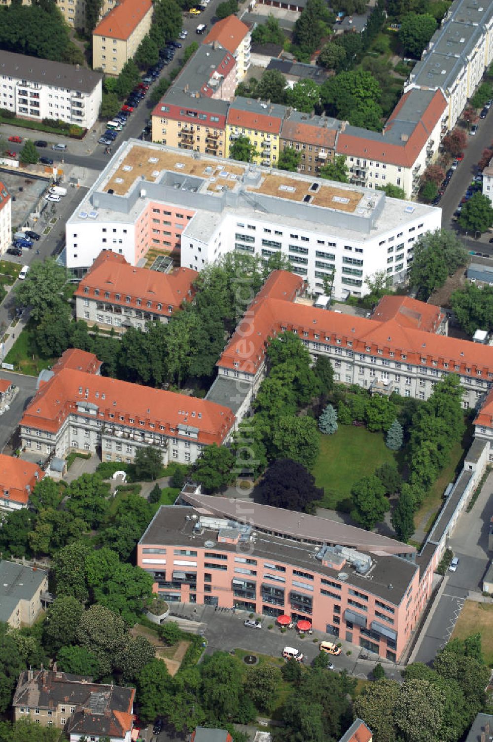 Aerial image Berlin - Blick auf den Erweiterungsbau am Krankenhaus Lichtenberg in der Fanningerstraße. Sana Klinikum Lichtenberg, / Oskar-Ziethen-Krankenhaus, Fanningerstraße 32, 10365 Berlin, Fon: 030 - 55 18 29 14