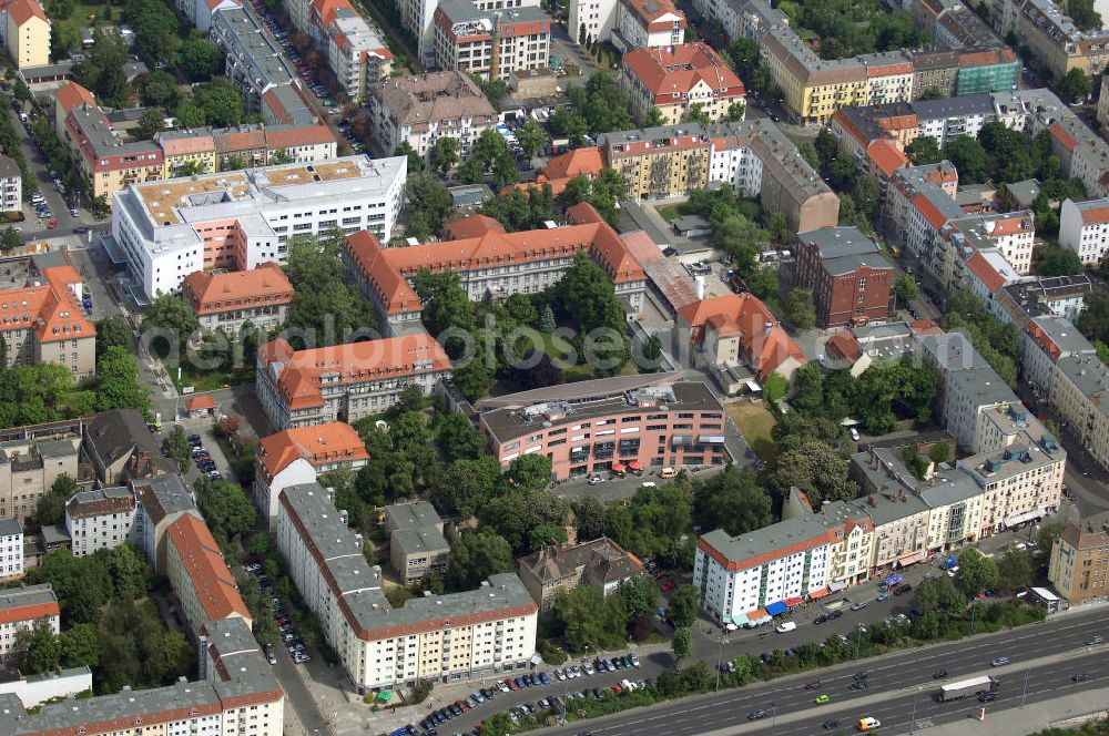 Berlin from above - Blick auf den Erweiterungsbau am Krankenhaus Lichtenberg in der Fanningerstraße. Sana Klinikum Lichtenberg, / Oskar-Ziethen-Krankenhaus, Fanningerstraße 32, 10365 Berlin, Fon: 030 - 55 18 29 14