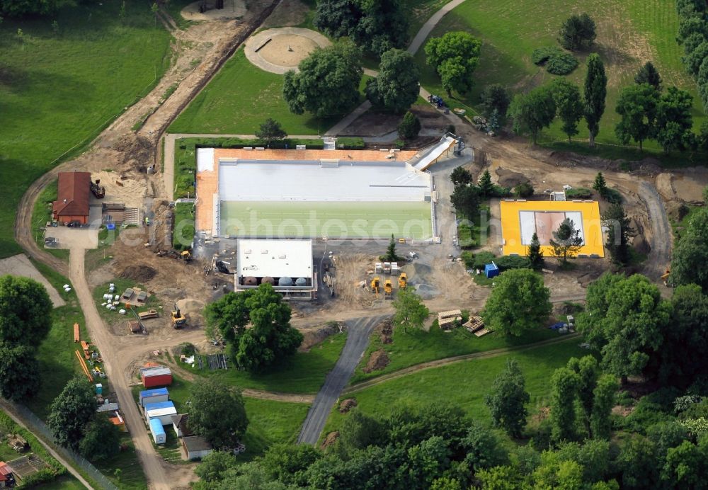 Jena from the bird's eye view: The Ostbad in Jena in Thuringia during extensive renovations. The city of Jena invested in the last years, several million euros in the redesign of the outdoor pool in the district east of Jena. So it got new stainless steel basin and function building and a large wide slide. Operator is the Jena baths and Leisure GmbH a subsidiary of Stadtwerke Jena