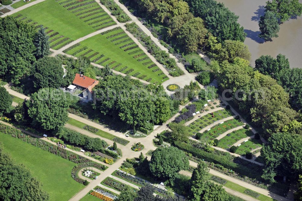 Forst from above - Blick auf den Ostdeutschen Rosengarten. Der Garten wurde 1913 im Rahmen der Rosen- und Gartenausstellung gegründet. Auf einer Gesamtfläche von 15 Hektar präsentieren sich ca. 700 Rosensorten auf 40.000 Rosenstöcken. View of the East German Rose Garden. The garden was opened in 1913 as part of the Rose and Garden Show. On a total area of 15 hectares, about 700 varieties of roses are shown.