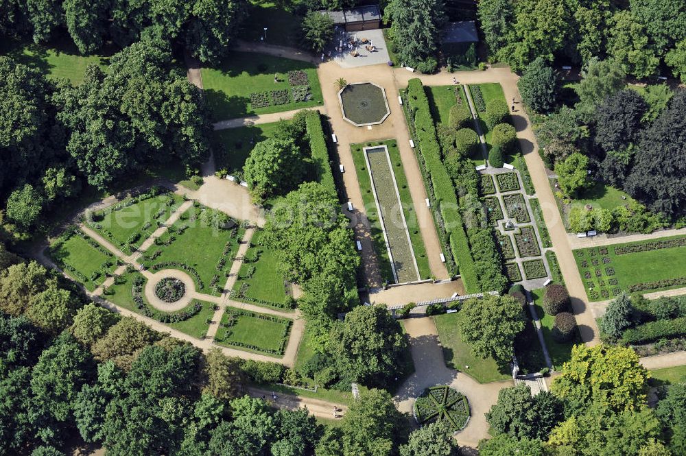 Forst from above - Blick auf den Ostdeutschen Rosengarten. Der Garten wurde 1913 im Rahmen der Rosen- und Gartenausstellung gegründet. Auf einer Gesamtfläche von 15 Hektar präsentieren sich ca. 700 Rosensorten auf 40.000 Rosenstöcken. View of the East German Rose Garden. The garden was opened in 1913 as part of the Rose and Garden Show. On a total area of 15 hectares, about 700 varieties of roses are shown.