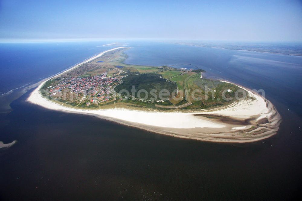 Aerial photograph Langeoog - Blick auf die Ostfriesische Insel Langeoog. Die deutsche Insel vor der Küste Ostfriedlands hat im Osten Spiekeroog und im Westen Baltrum zum Nachbarn. Views of the East Frisian Island Langeoog. The German island off the coast of East Frisia has in the east Spiekeroog and in the west Baltrum to neighbors.