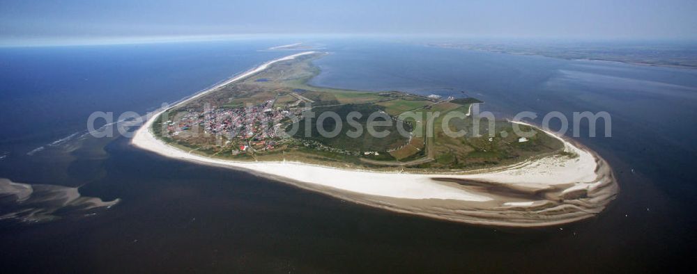 Langeoog from the bird's eye view: Blick auf die Ostfriesische Insel Langeoog. Die deutsche Insel vor der Küste Ostfriedlands hat im Osten Spiekeroog und im Westen Baltrum zum Nachbarn. Views of the East Frisian Island Langeoog. The German island off the coast of East Frisia has in the east Spiekeroog and in the west Baltrum to neighbors.