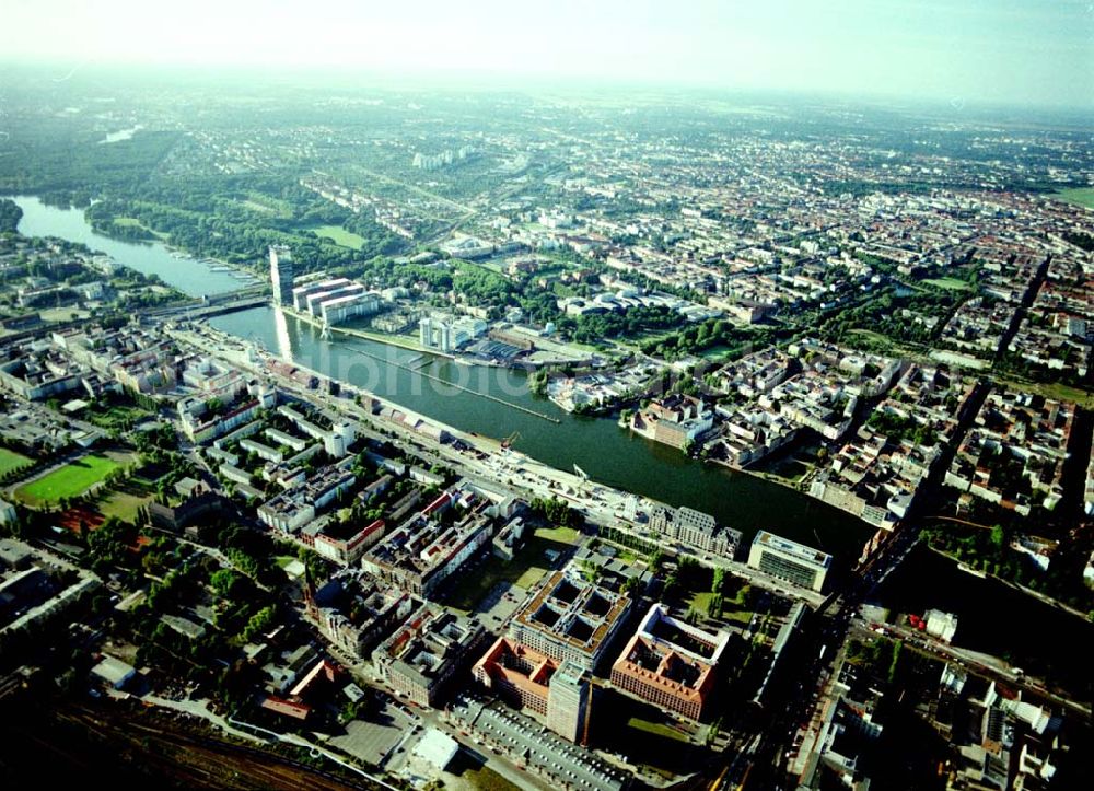 Aerial image Berlin - Friedrichshain - Osthafen der BEHALA an der Spree in Berlin - Friedrichshain an der Grenze zu Kreuzberg und Treptow.