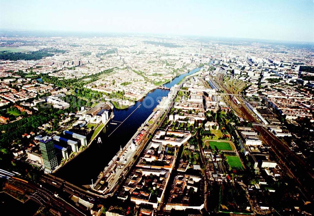 Berlin - Friedrichshain from the bird's eye view: Osthafen der BEHALA an der Spree in Berlin - Friedrichshain an der Grenze zu Kreuzberg und Treptow.