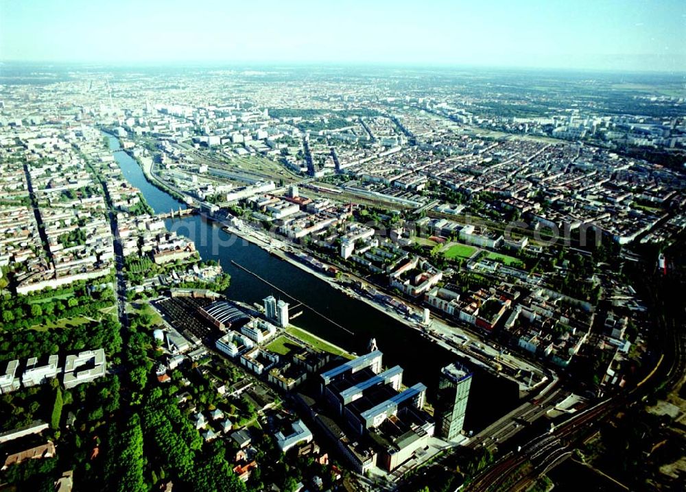 Berlin - Friedrichshain from the bird's eye view: Osthafen der BEHALA an der Spree in Berlin - Friedrichshain an der Grenze zu Kreuzberg und Treptow.